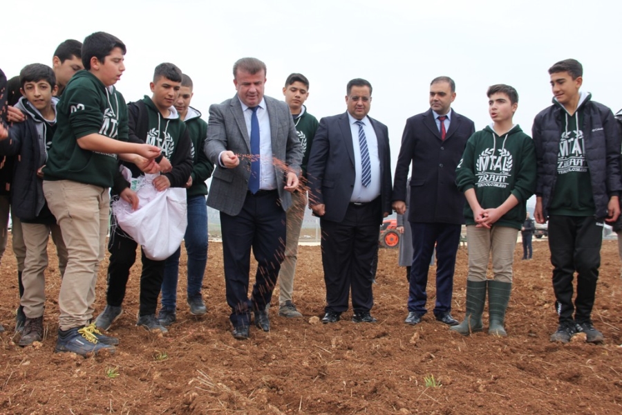 Tarım lisesi öğrencileri ilk tohumları toprağa bıraktı 