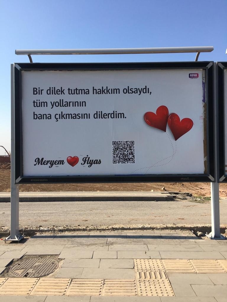 Sevdiği kadına olan aşkını reklam panolarına yazdırdı