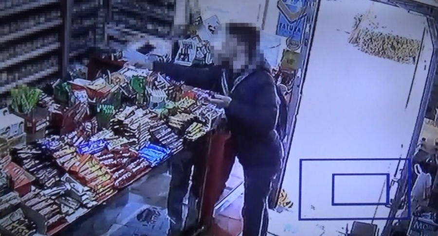 Akılalmaz hırsızlık kamerada; önce kendisine uzatılan ekmeği yedi, sonra markette hırsızlık yaptı 