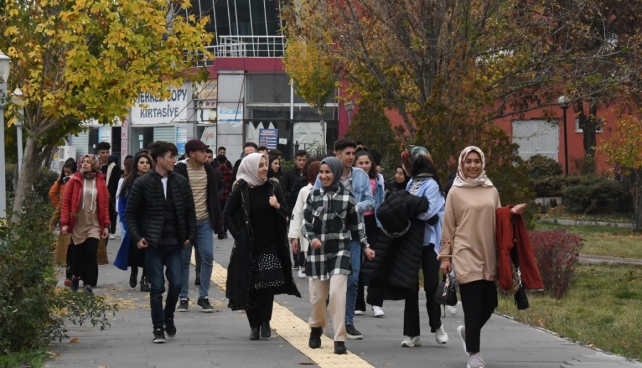 Lise öğrencileri üniversiteyi gezdi 