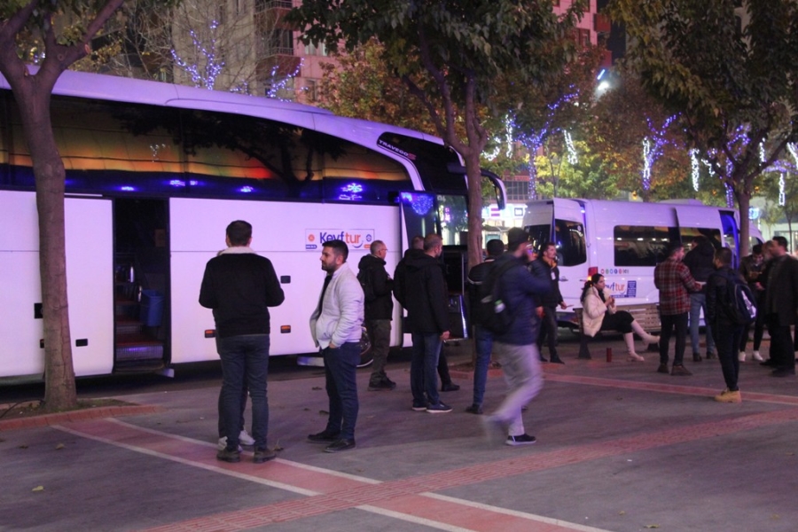 Otobüs dolusu insan telefon almak için rotayı Gürcistan'a çevirdi