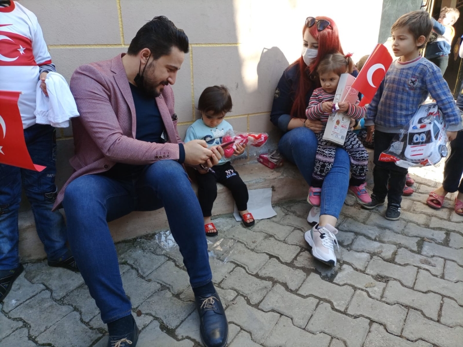 ŞAİR VE YAZAR KASIM ALPER ÖZDEMİR,GAZİANTEPLİ ÇOCUKLARA SEVGİ DAĞITTI