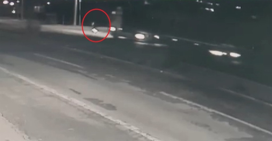 Yolun karşısına geçerken tırın çarptığı yaya hayatını kaybetti 