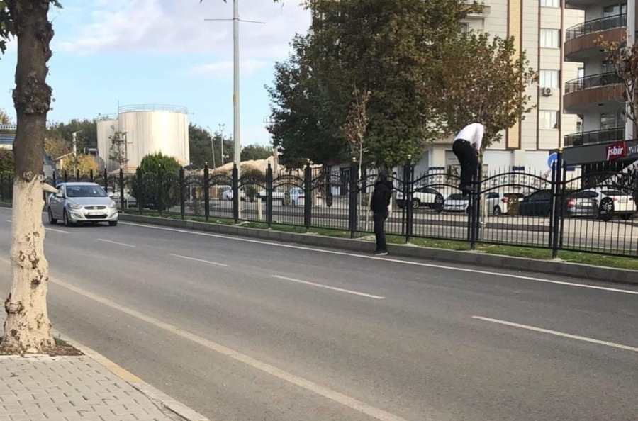 Demir korkulukları aşıp canlarını hiçe sayıyorlar 