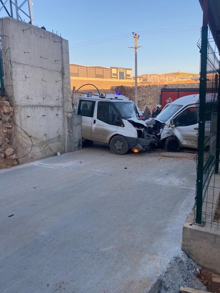 Köpeklere çarpmamak için manevra yapan işçi servisi faciaya neden oldu: 2 ölü, 3 yaralı
