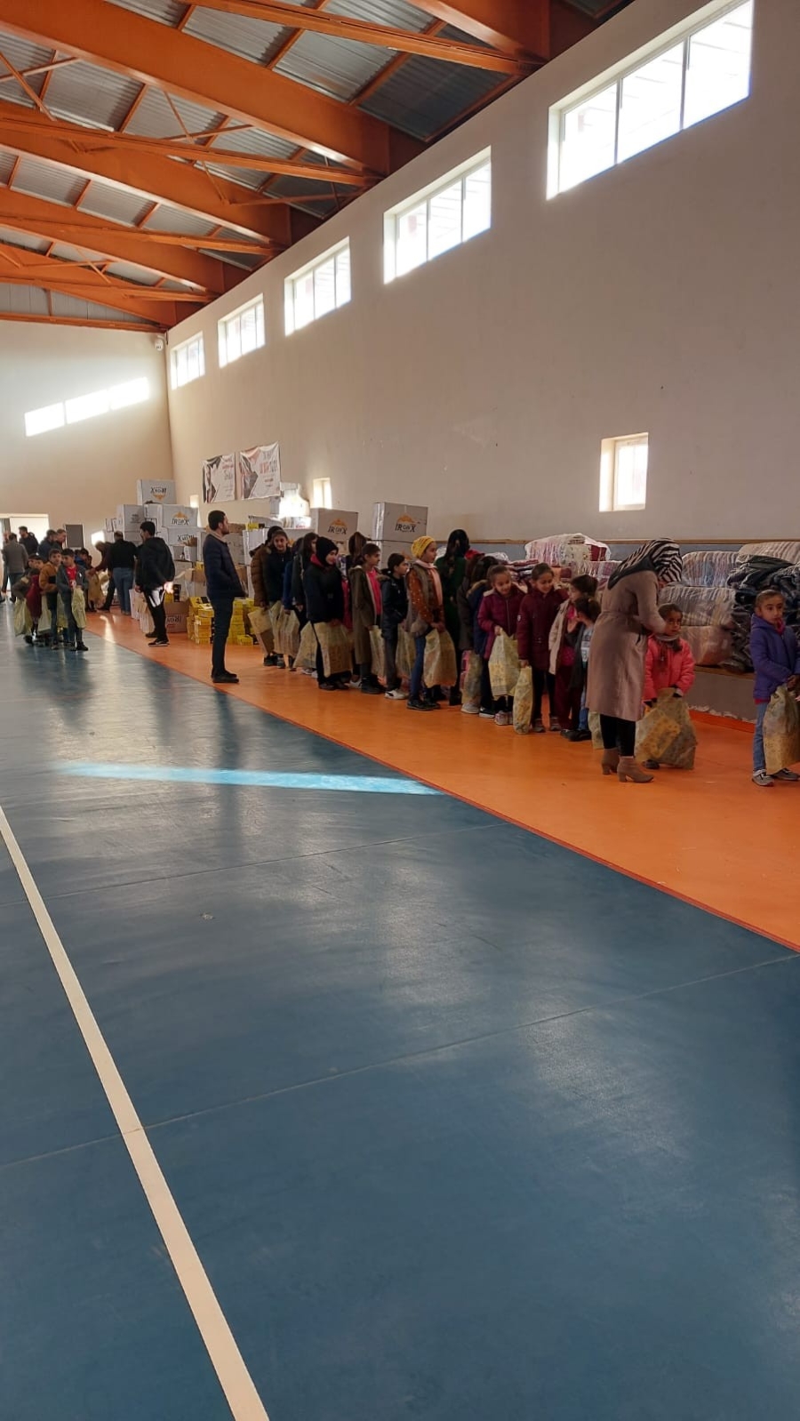 Dicle’de 3 bin 500 öğrenciye kışlık ayakkabı ve giysi yardımı