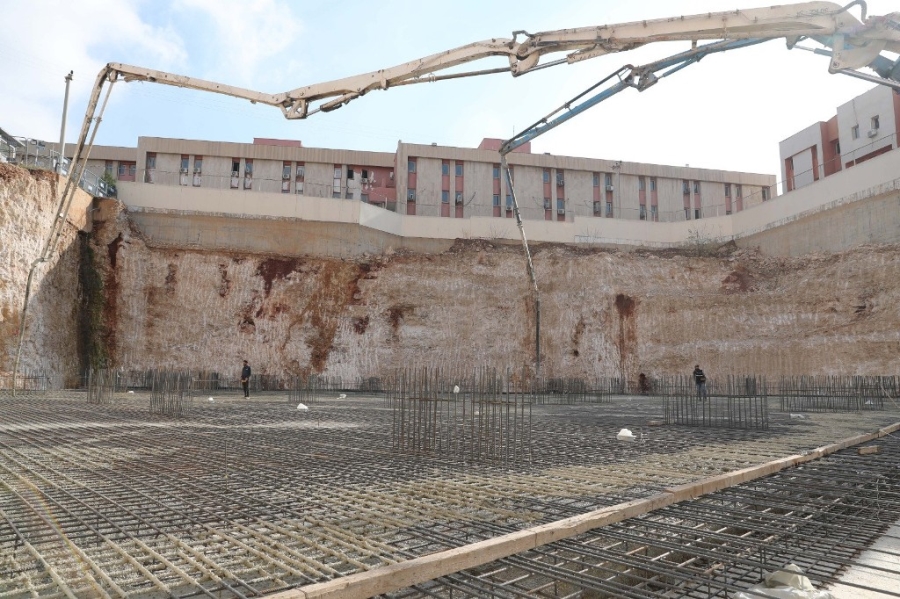 Mardin'de kapalı otopark projesinin ilk betonu döküldü 