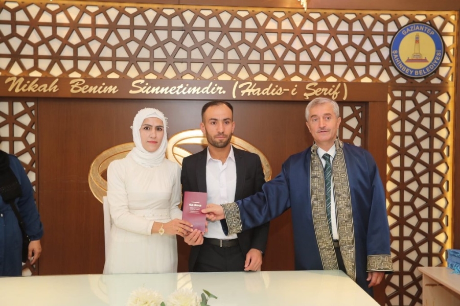 Tahmazoğlu’ndan nikahı kıyılan çifte sürpriz 