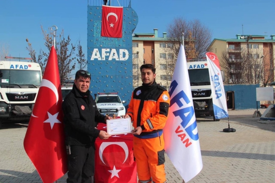 AFAD'ın yeni arama ve kurtarma teknisyenleri yemin ederek göreve başladı