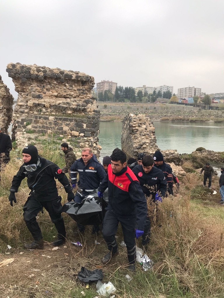 Dicle Nehri'ne atlayan gencin cansız bedenine ulaşıldı 