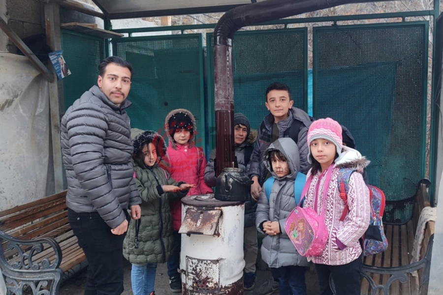 Minibüs durağına soba kurdular: Hem durak hem köy evi