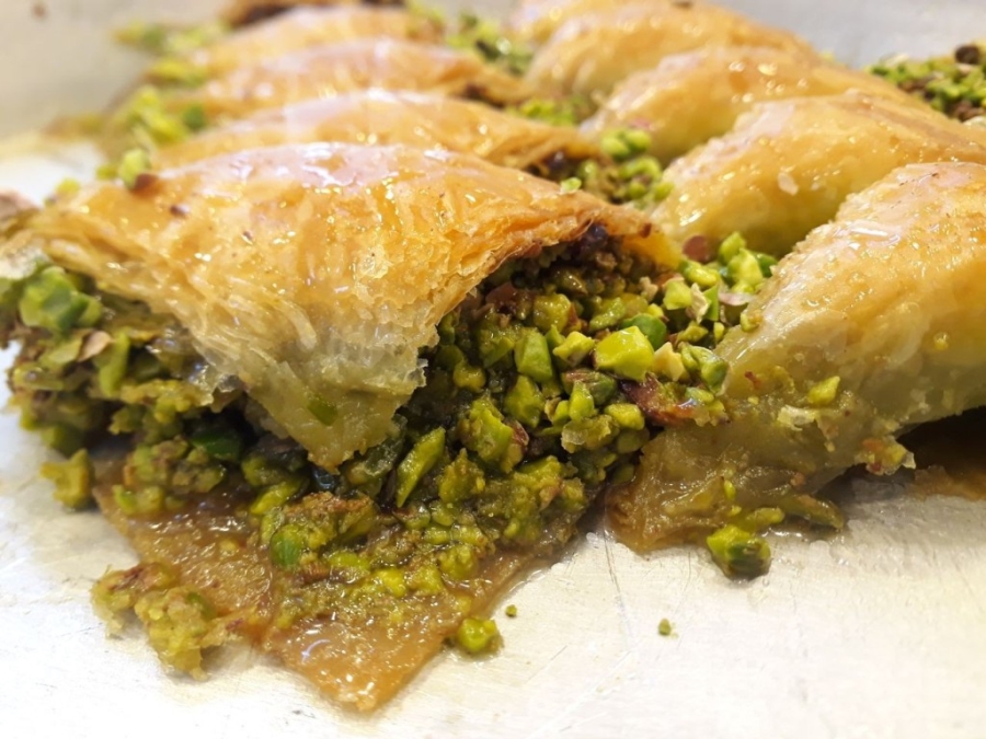 Teliflerden sıkıntı çeken baklavacılar, hazırladıkları baklavaları kendi besteleri ile tanıtıyor