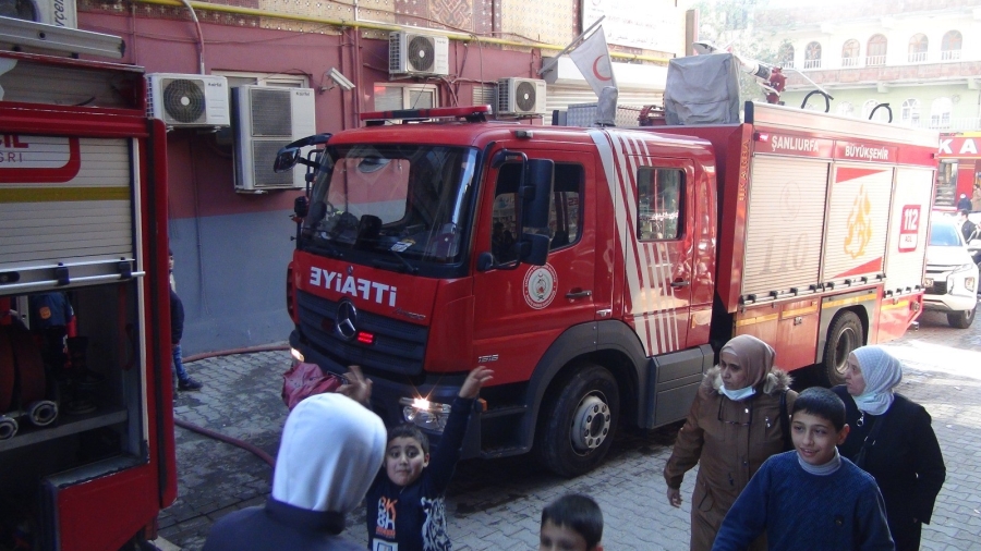 Alev ve dumanlar arasında kalan 7 kişiyi ekipler kurtardı