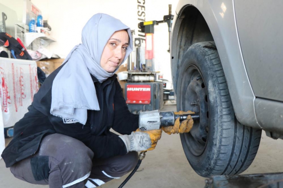 Samsun'un tek kadın lastik tamircisi erkeklere taş çıkartıyor