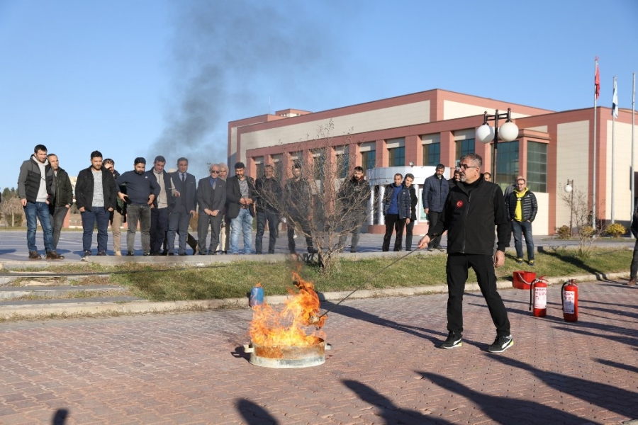 Dicle Üniversitesi personeline yangın eğitimi ve tatbikatı 