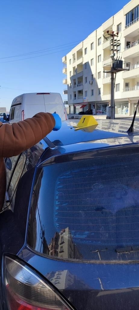 Aracına yorgun mermi isabet etti