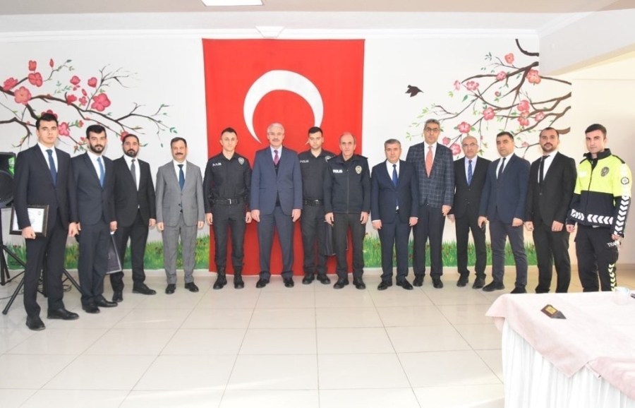 Başarılı polisler ödüllendirildi 