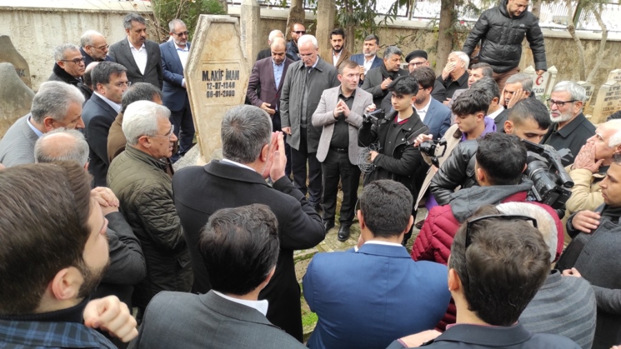 "Kudüs Şairi" Mehmet Akif İnan kabri başında anıldı 