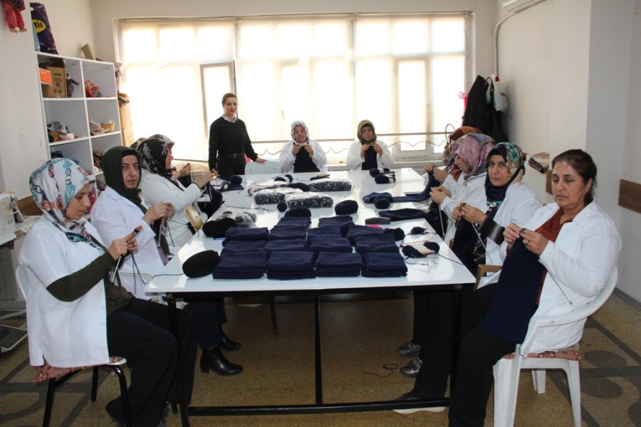 Kadınların ördüğü atkılar askerin içini ısıtacak 