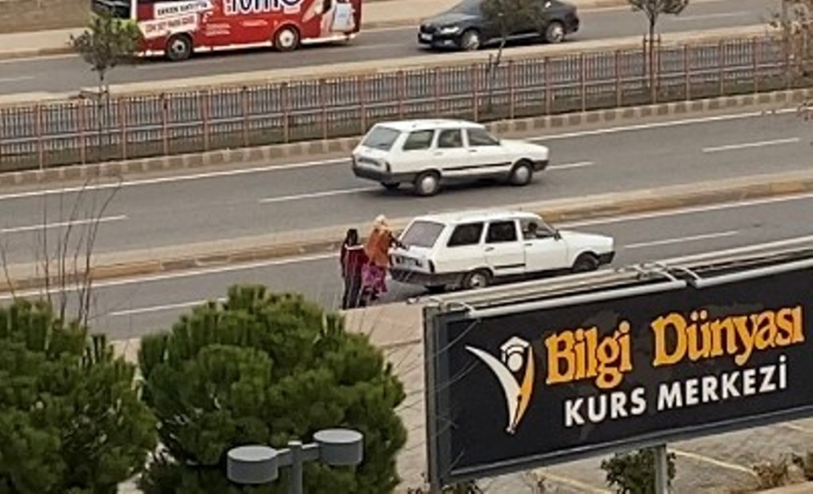 Yakıtı biten aracı kilometrelerce iten kadınlar, erkeklere taş çıkarttı 