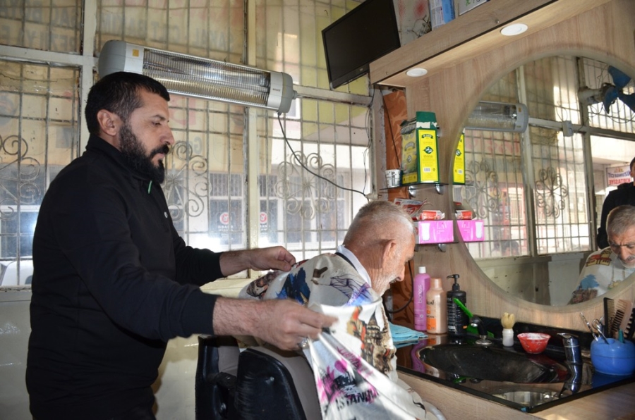 Çeyrek asırlık berber, 3 yıldır engelli ve yaşlı vatandaşlara ücretsiz hizmet veriyor 