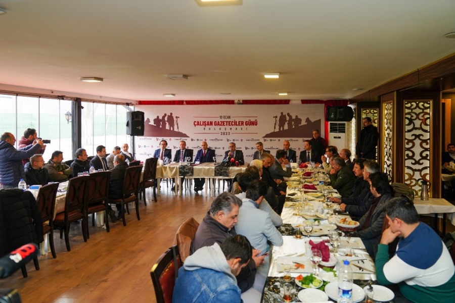 Diyarbakır Valisi gazetecilerle bir araya geldi 