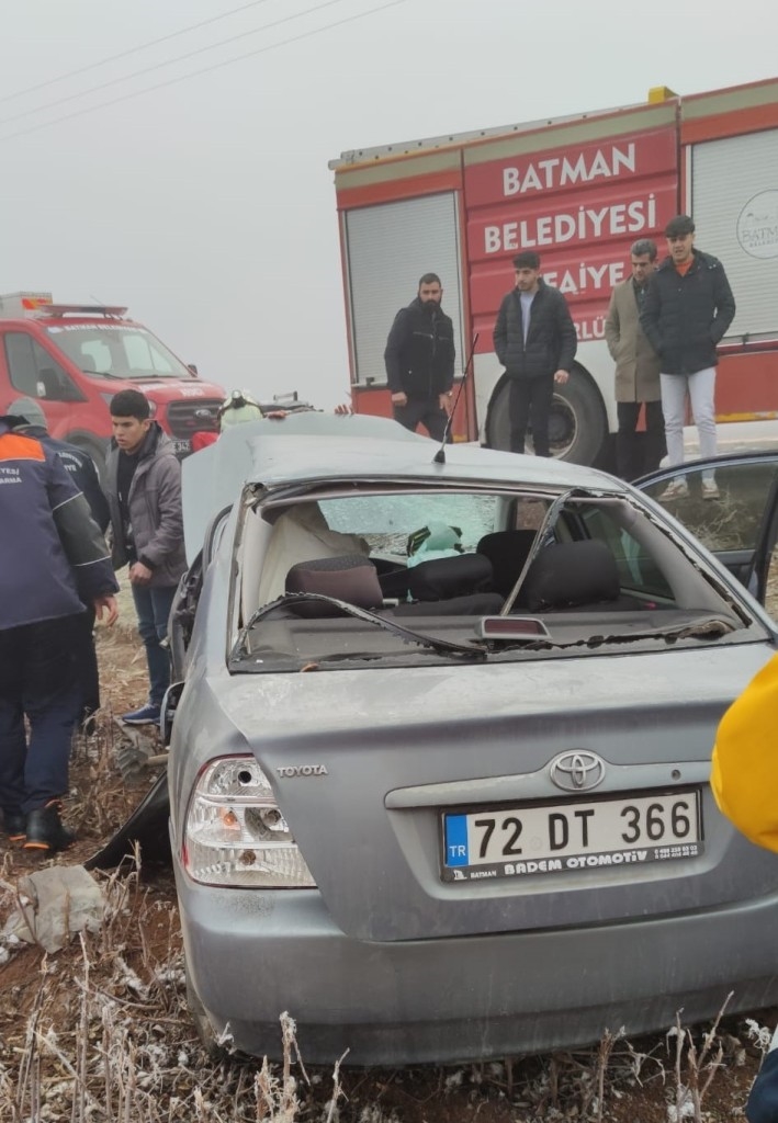 Otomobiller kafa kafaya çarpıştı: 1 ölü, 4 yaralı 