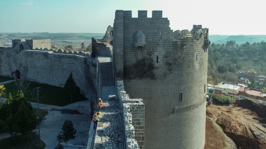 UNESCO listesindeki Diyarbakır Surları'nda hatalı çimento harcı söküldü