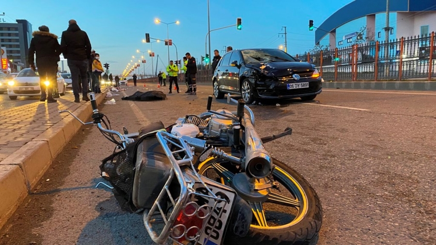 Diyarbakır’da otomobil ile çarpışan motorlu kurye hayatını kaybetti