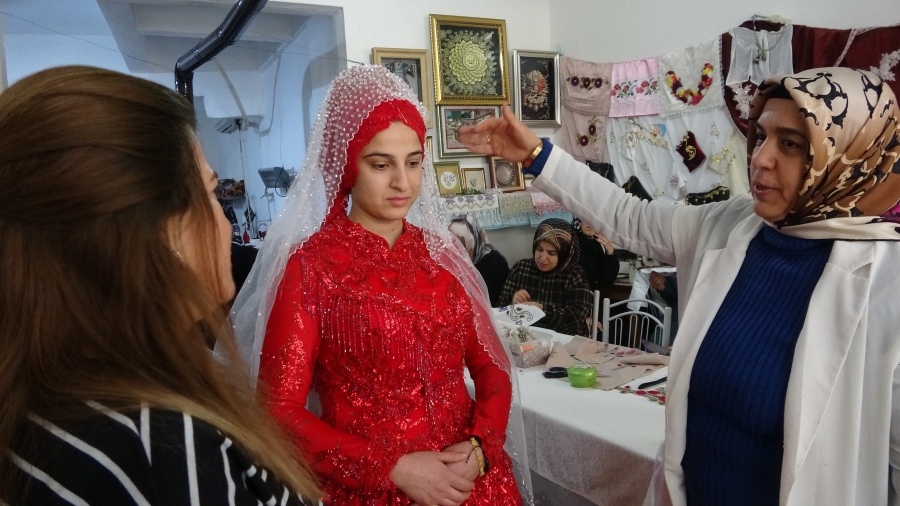 Eski ve yıpranmış gelinlikler onarılıyor