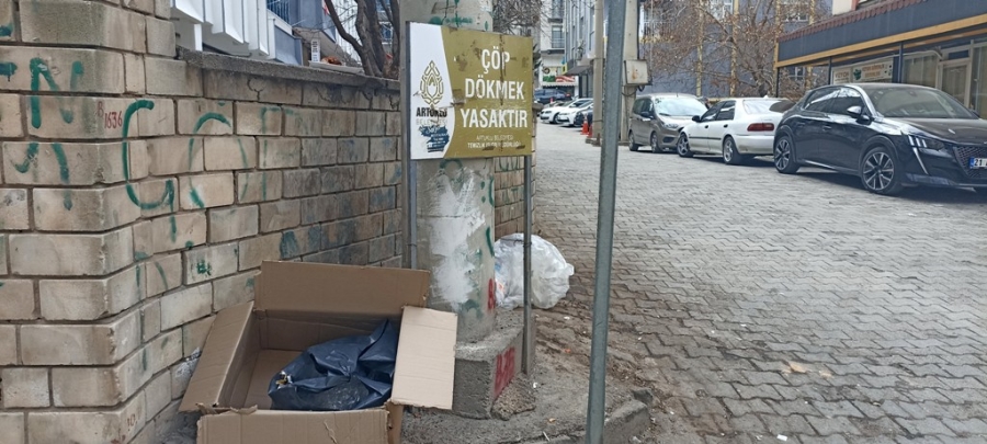 Artuklu Belediyesi sokağa çöp konteyneri bırakmak yerine tabela asmayı seçti
