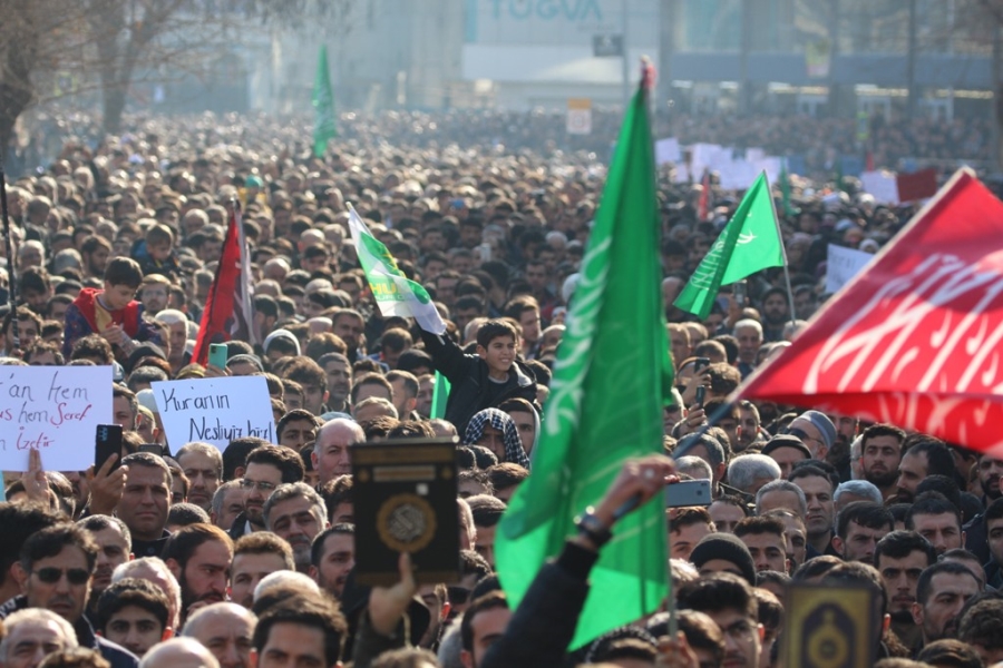 Batman’da binlerce kişi İsveç'te Kur'an-ı Kerim’in yakılmasını protesto etti