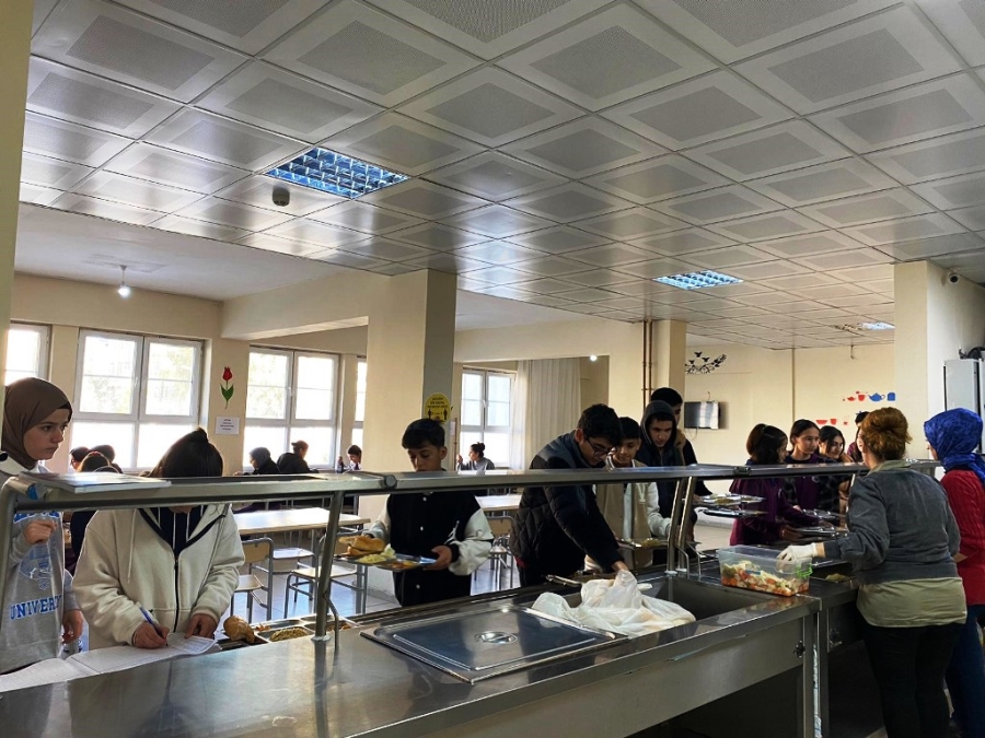 Silopi’de 10 bin 200 öğrenciye ücretsiz yemek verildi 