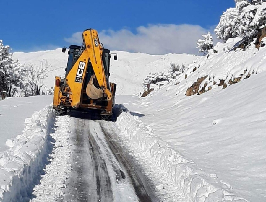 Siirt'te kar yağışı nedeniyle 18 köy ve 4 mezranın yolu kapandı