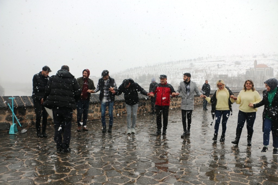 DİYARBAKIRLILAR KAR YAĞMASINI ON GÖZLÜ KÖPRÜ'DE HALAY ÇEKEREK KUTLADI