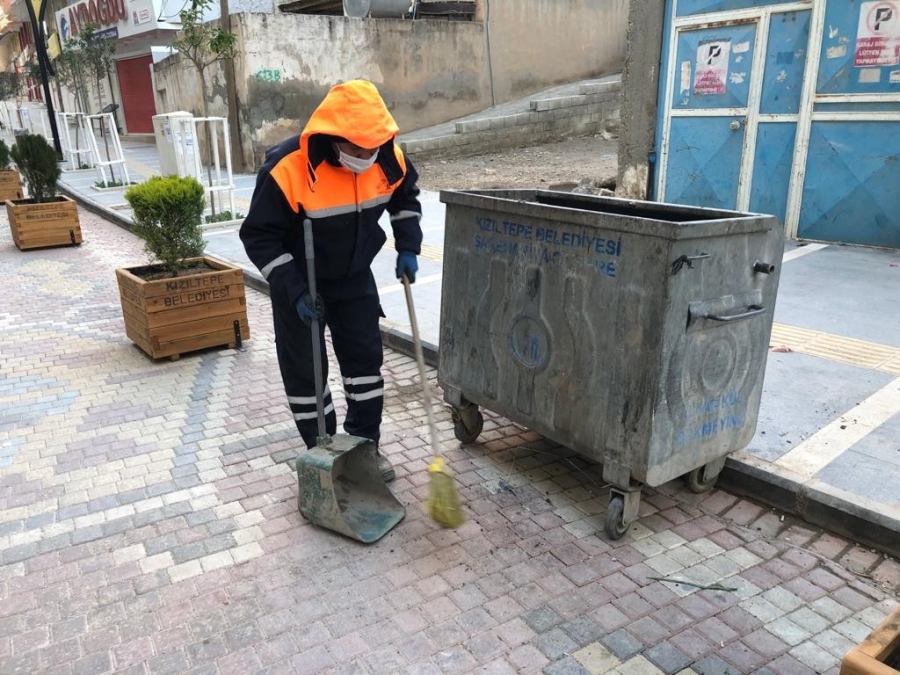 Koronanın sessizliğini süpürgesinin sesiyle bozdu
