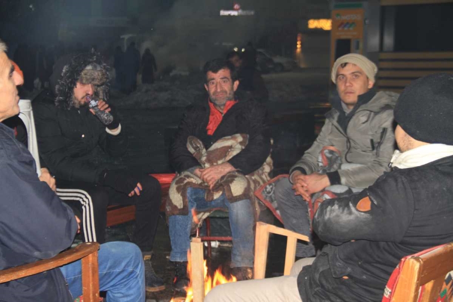 Depremden etkilenen Malatyalılar akşamı dışarıda geçiriyor