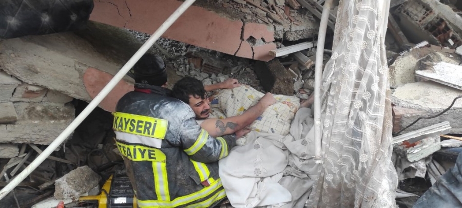 Kayseri Büyükşehir'in deprem bölgesine destek sayısı 237 araç, 362 personel çıktı 