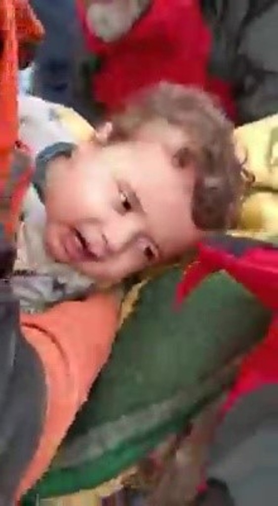 Düzceli ekipler 1'i bebek 2 kişiyi enkazdan canlı olarak çıkarttı