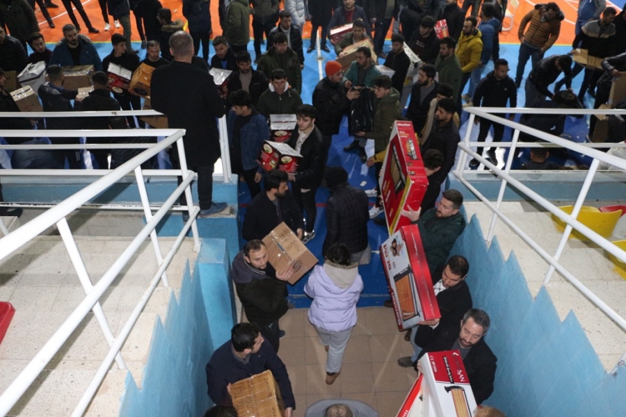 Silopi’de gönüllü öğretmenlerin desteği ile 3 tır dolusu yardım toplandı