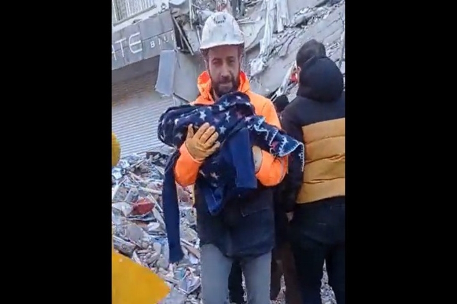 Hakkari’den giden ekipler biri bebek 9 kişiyi sağ kurtardı