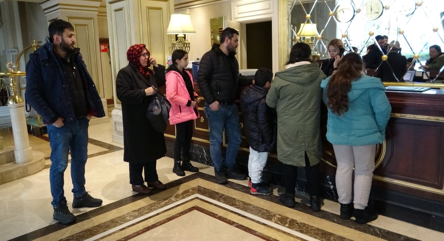 Yüzlerce depremzede Van'daki otellere yerleştirildi 