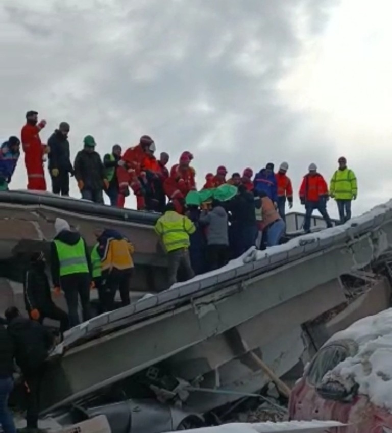 Van Büyükşehir Belediyesi ekipleri 59 saat sonra enkazdan bir yaralı daha kurtardı