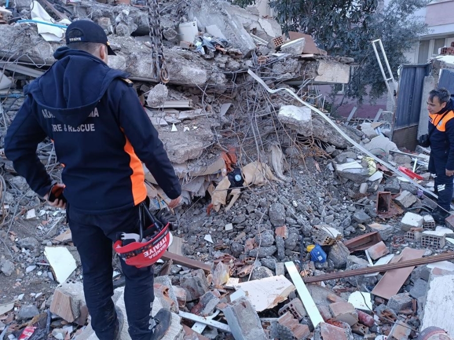 Manisa Büyükşehir'den deprem bölgesinde arama-kurtarma ve altyapı için yoğun çalışma