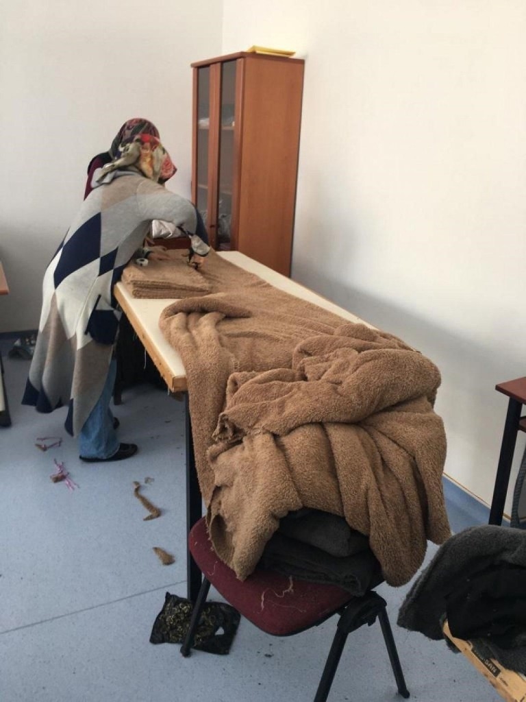 Depremzedeler için kıyafet dikiyorlar 