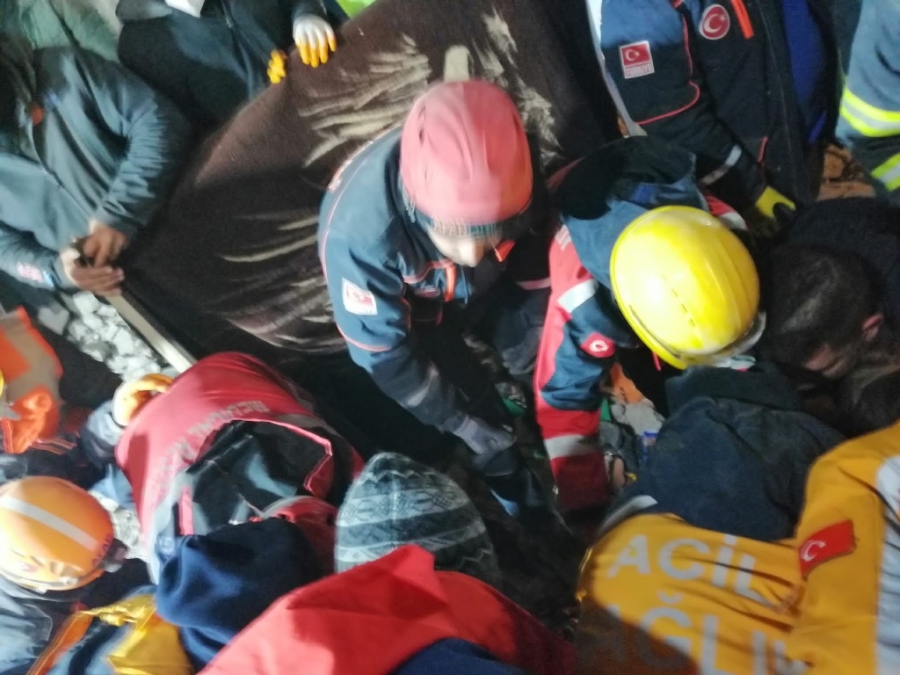 72 saat sonra enkazdan sağ çıkarıldı 