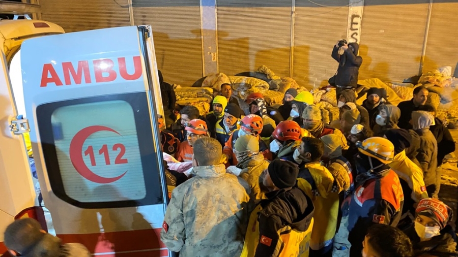 Diyarbakır’da 72 saat sonra bir kadın canlı olarak enkaz altından çıkartıldı 