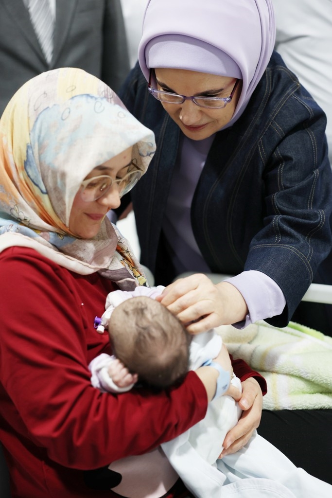 Emine Erdoğan’dan Ankara'ya nakledilen depremzede bebeklere ziyaret