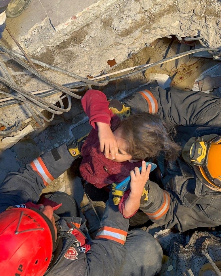 73 saat sonra gelen mutluluk: 3 kişilik aile kurtarıldı 