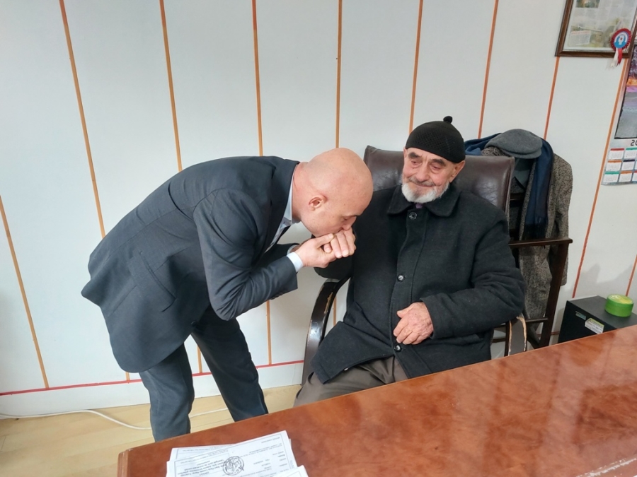 84 yaşındaki Remzi dede kefen parasını depremzedeler için bağışladı, herkesi ağlattı